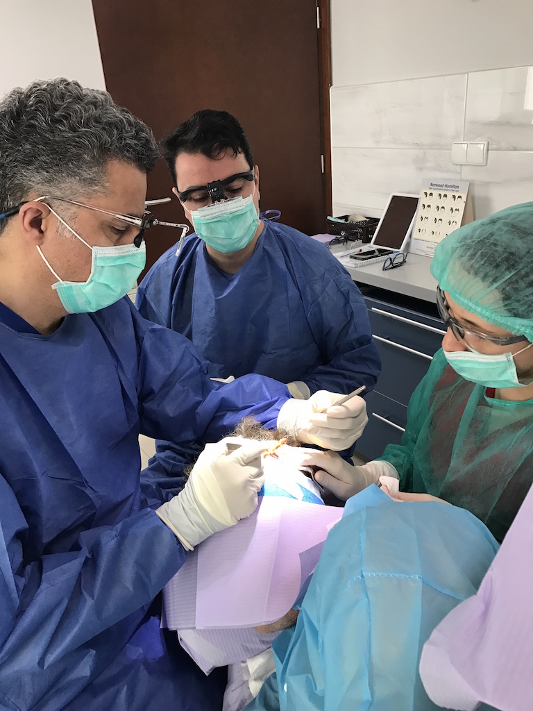 Dr Ahmed Alkhateeb Klinika Przeszczepu W Os W Saifi Hair Transplant